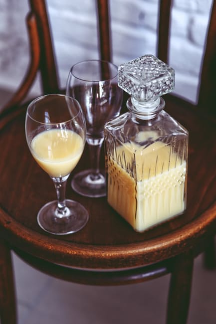 glass-wooden-chair-banana