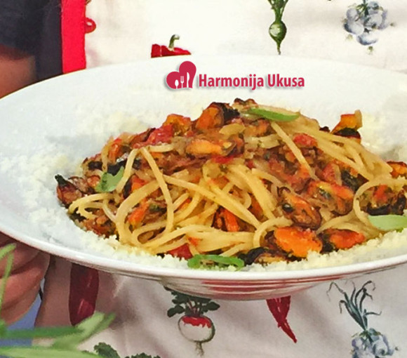 Pasta sa dagnjama i crvenim pestom